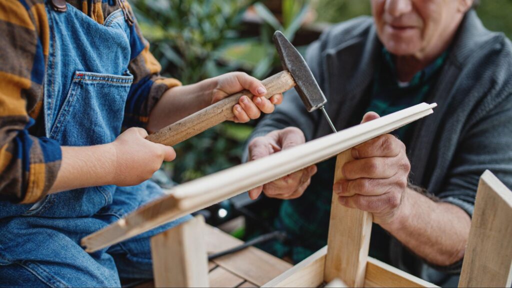 2人の人がDIY作業を行っている